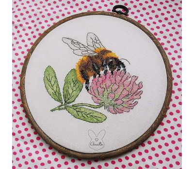 Bumblebee & Clover Free cross stitch pattern